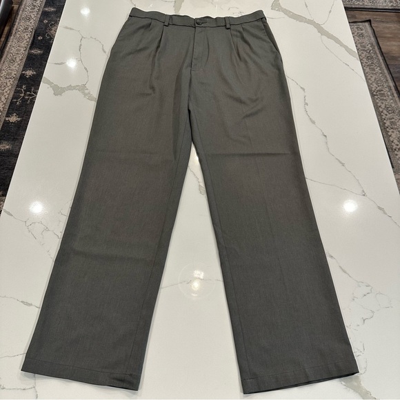 Haggar Other - Haggar Mens Cool 18 Pro Classic Fit Golf Athletic Pants Sz 36 x 34 Gray Comfort